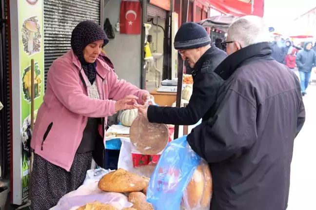 66 Yaşındaki Kadın, Soğuk Hava Düşmanı Olmadan Ekmek Satıyor