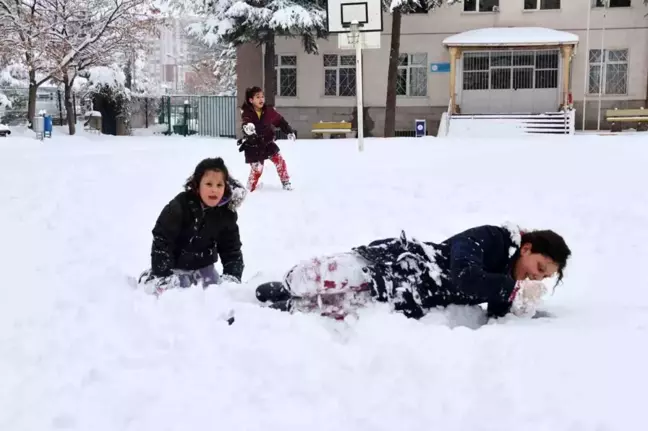 Nevşehir'de Kar Yağışı Çocuklara Eğlence Oldu