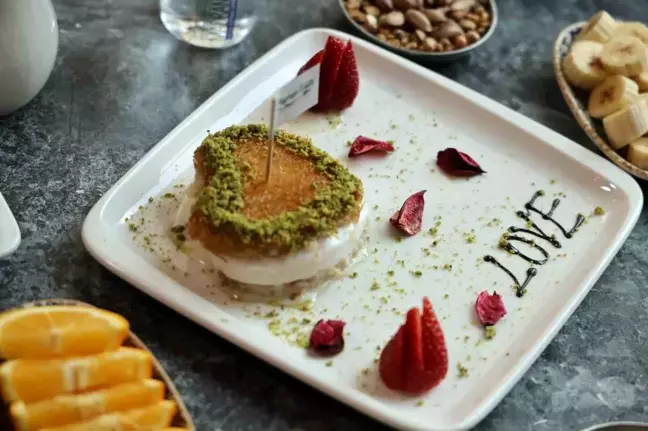 Adana'da Sevgililer Günü'ne Özel Kalp Şeklinde Künefe