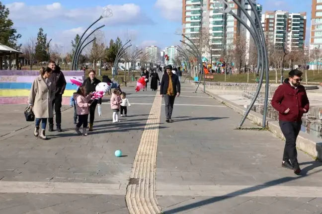 Diyarbakır'da Bahar Havasında Aileler Parklara Akın Etti