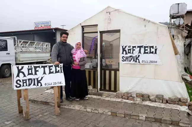 Depremden Sonra Çadırda Köftecilik Yaparak Hayata Tutunuyorlar