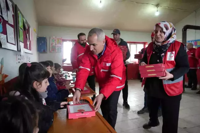 Kızılay'dan Köy Çocuklarına Pizza İkramı