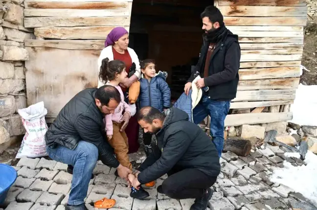 Polis Memuru Mustafa Şahin, 300 Çocuğa Bot ve Mont Dağıttı