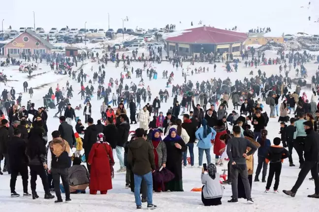 Karacadağ Kayak Merkezi Ziyaretçi Akınına Uğradı