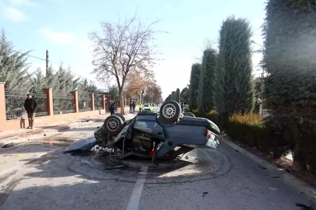 Konya'da Aşırı Hız Sonucu Takla Atan Araçta Sürücü ve Yolcu Yaralandı