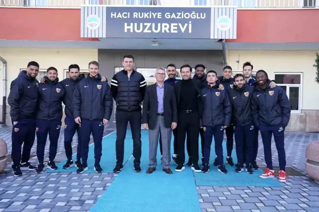 Kayserispor'dan Huzurevi Ziyareti: Yaşlılara Moral Verdiler