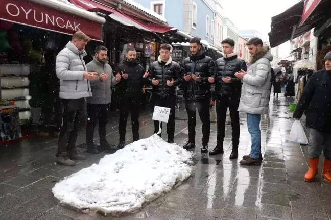 Sakarya'da Esnaf Karla Mizah Yaratıyor: Kardan Mezar Yapıldı