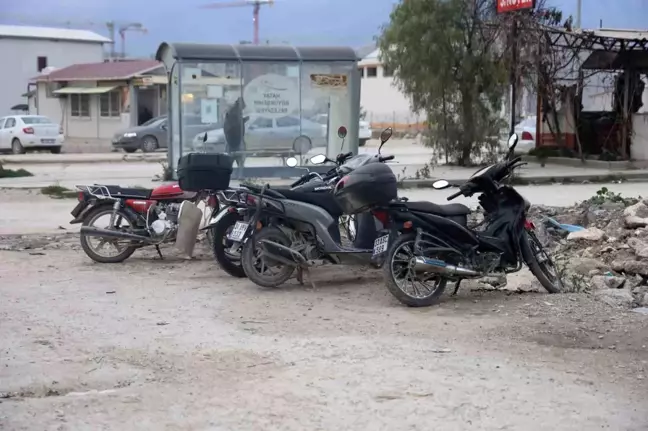 Hatay'da Motosiklet Hırsızlığı Güvenlik Kamerasında