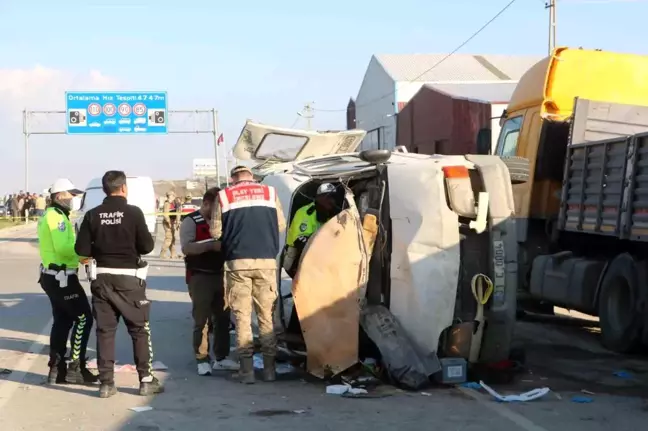 Hatay'da Servis Minibüsüyle Tıra Çarpma Kazası: 6 Ölü