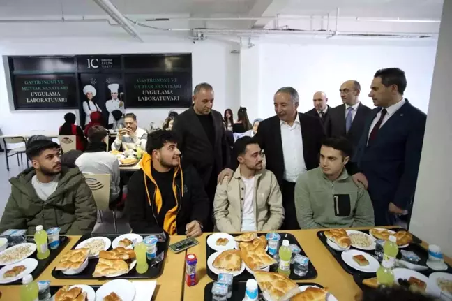 AİÇÜ'de Öğrencilere Ücretsiz İftar Yemeği