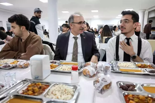 Fırat Üniversitesi'nde Öğrencilerle İftar Buluşması