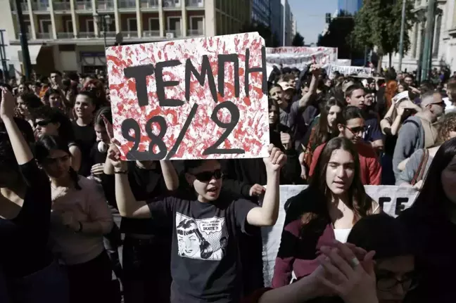 Yunanistan'da Hükümete Gensoru Önergesi Reddedildi, Protestolar Patlak Verdi