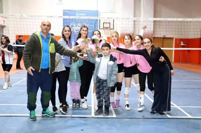 Hakkari'de Evinin Sultanları Voleybol Turnuvası Sona Etti