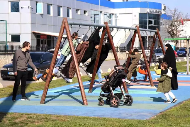 Sakarya'da Bahar Havasıyla Parklar Dolu