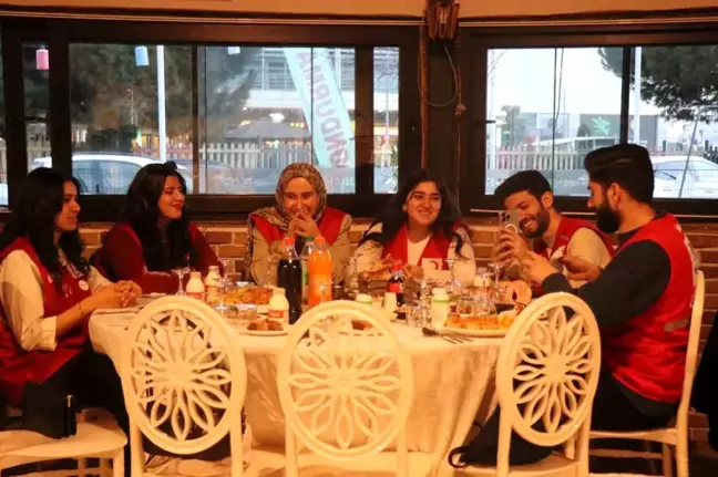 Kızılay Kadın Kolları'ndan Öğrencilere Anne Eli İftarı