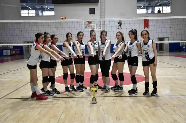 Hakkari Sportif Faaliyetler Kadın Voleybol Takımı İl Birincisi Oldu