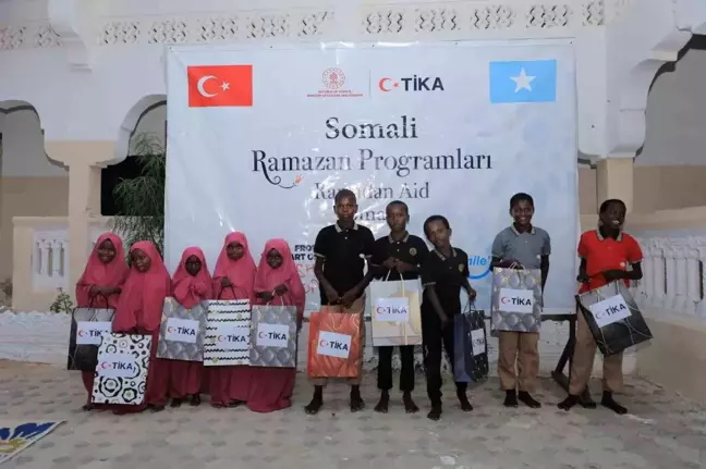 TİKA'dan Somali'deki Yetimlere Ramazan İftarı ve Bayramlık Kıyafet Dağıtıldı