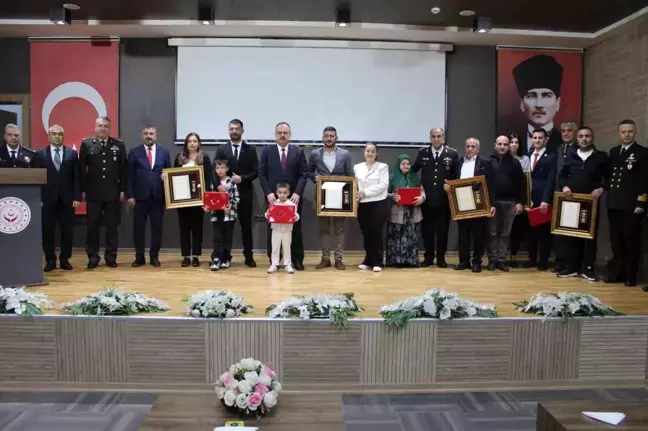 Aydın'da gazi ve şehit yakınlarına Devlet Övünç Madalya Beratı takdim edildi