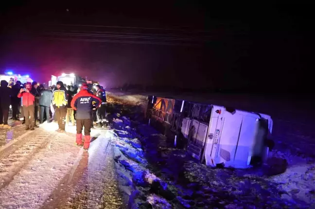 Aksaray'da Yolcu Otobüsü Buzlanma Nedeniyle Devrildi: 20 Yaralı