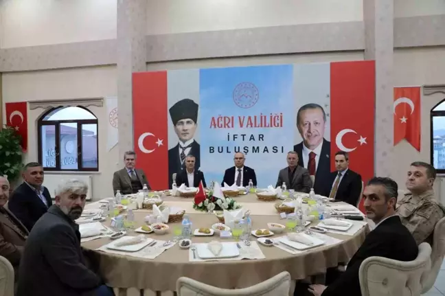 Ağrı Valisi Koç, Muhtarlarla İftar Programı Düzenledi