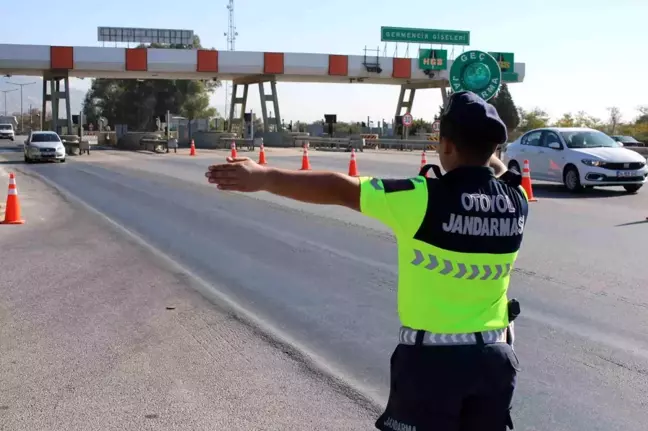 Aydın'da Otoyolda 5 Düzensiz Göçmen Yakalandı