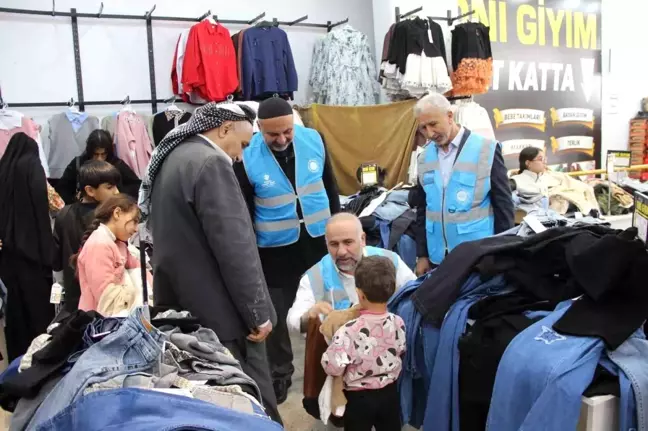 Cizre'de 800 Yetim Çocuğa Bayramlık Elbise ve Ayakkabı Hediye Edildi