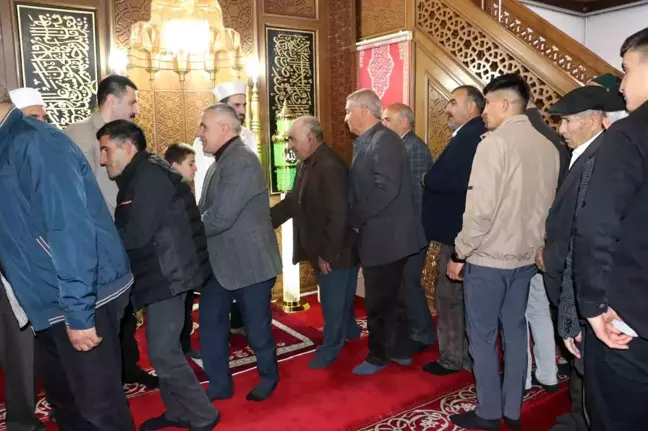 Diyadin Kaymakamı Mustafa Karali, Bayram Namazı Sonrası Vatandaşlarla Bayramlaştı