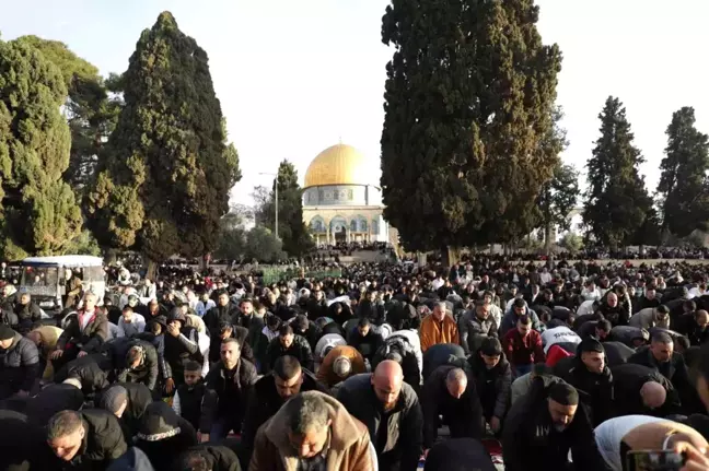Mescid-i Aksa'da Bayram Coşkusu: 120 Bin Müslüman Namaz Kıldı