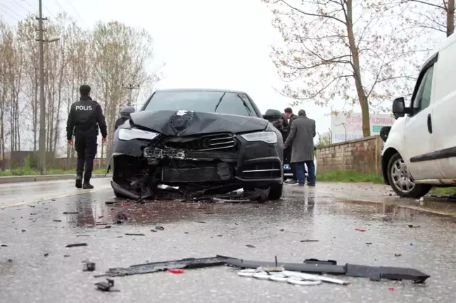 Sakarya'da Lüks Otomobilin Hafif Ticari Araçla Çarpıştığı Kaza: 2 Yaralı