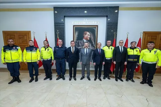 Eskişehir Valisi Aksoy, Trafik Personeline Başarı Belgesi Verdi