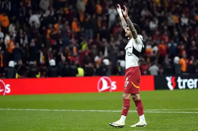 Eren Elmalı, Galatasaray Taraftarlarıyla 3'lü Poz Verdi