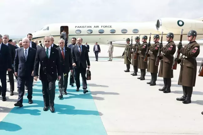 Milli Savunma Bakanı Yaşar Güler, Pakistan Başbakanı Şahbaz Şerif'i karşıladı