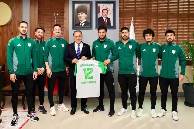 Bingölspor Futbolcularından Vali Usta'ya Ziyaret ve Forma Hediyesi
