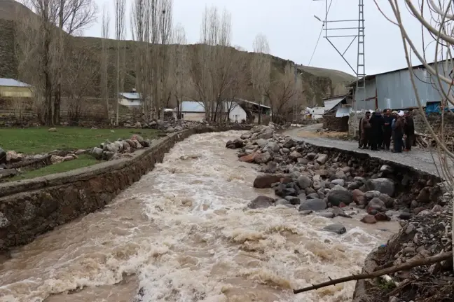 Oltu'da Taşkın: Yollar Tahrip Oldu, Taşkın Koruma Çalışmaları Zarar Gördü
