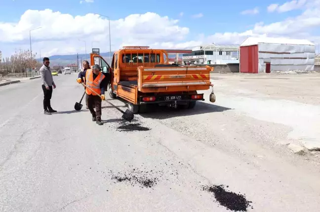 Diyadin'de Karayolları Çukurları Yama ile Onarılıyor