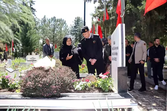 Şehit Uzman Jandarma Mustafa Uğurelli kabri başında dualarla anıldı