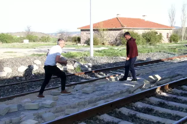 Çankırı'da Müteahhitten Para Alamayan Ustalar Taşları Söküp Parçaladı