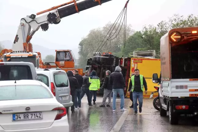 Anadolu Otoyolu'nda TIR Devrildi, Trafik Kapatıldı