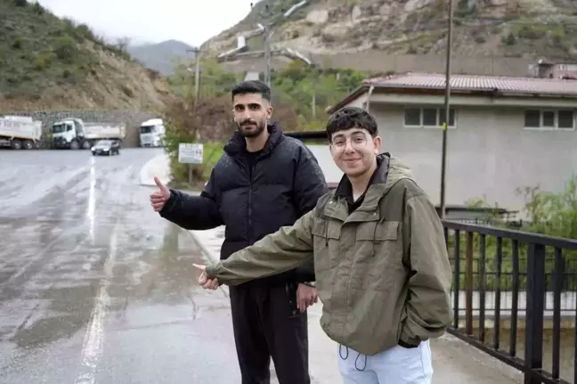 Üniversite Öğrencisi Rektörle Otostopta Buluştu, 'Dayı Rektörüm' Dedi