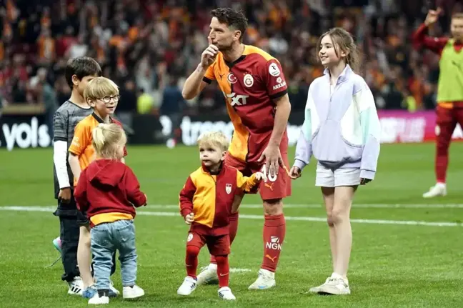 Muslera ve Mertens'den Taraftarlara 3'lü Poz