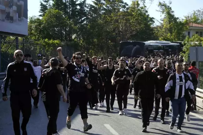 Beşiktaş Taraftarları Fenerbahçe Derbisinde Tribünlerde