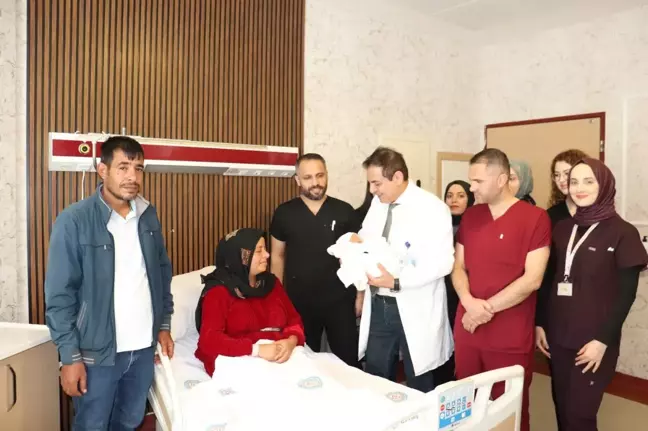 15 Yıl Sonra Tüp Bebekle Mutluluğa Ulaşan Aileye Doktor Adıyla Bebek