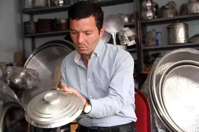 Çankırı'da Bakır Ustası Kadir Demirel, Babasından Devraldığı Mesleği Yaşatıyor