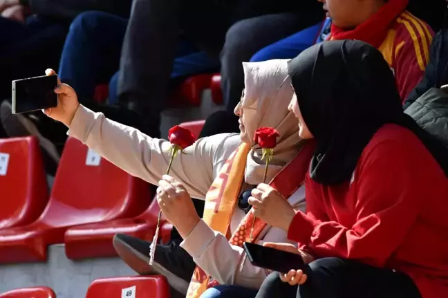 Kayserispor, Anneler Günü'nde 1038 Kadın Taraftara Ücretsiz Bilet Dağıtacak