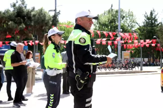 Trafik Haftası Etkinlikleri Kapsamında Adapazarı'nda Bilgilendirme Faaliyeti