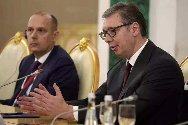 Putin ve Vucic Zafer Günü Kutlamalarında Bir Araya Geldi
