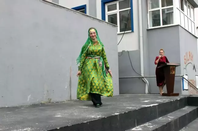 Sandıktan podyuma: 80 yıllık giysiler yeniden hayat buldu