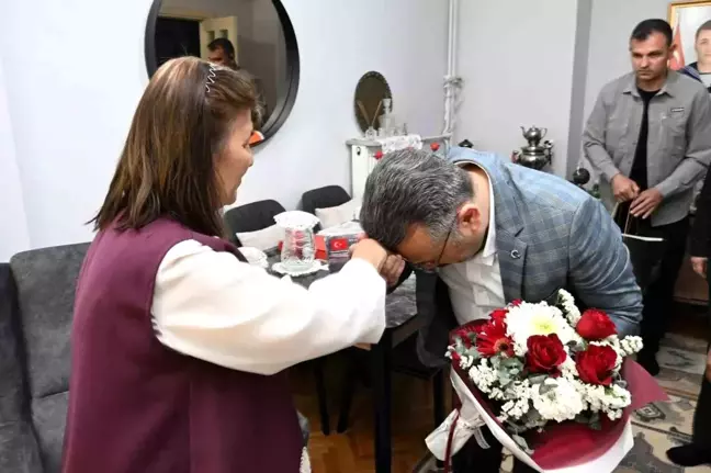 Vali Aksoy'dan Anneler Günü'nde şehit annesine ziyaret
