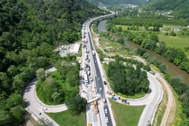 Sakarya-Bilecik D-650 Karayolunda Tır Kazası: Yol Kapandı