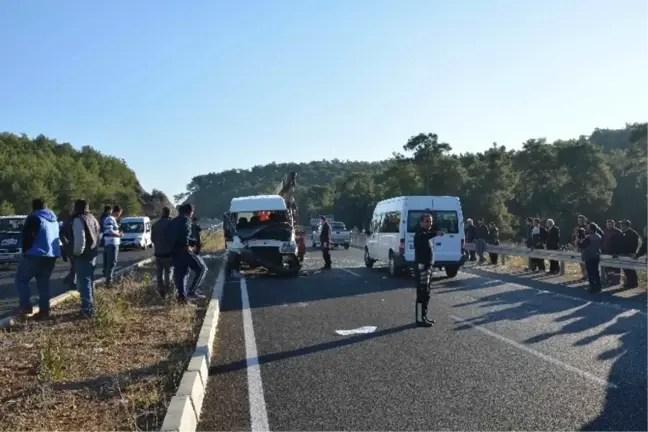 Muğla'da İki Minibüs Çarpıştı: 11 Yaralı